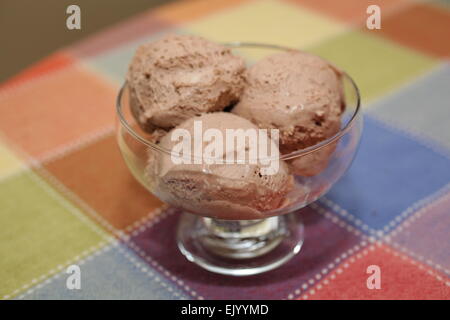 Zwei Kugeln Schokoladen Spumoni in eine Schüssel geben Stockfoto