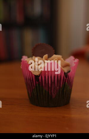 Reese-Erdnussbutter-Cupcake auf einem Tisch Stockfoto