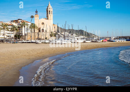 Die Kirche und den Strand in Sitges, einer Kleinstadt in der Nähe von Barcelona Stockfoto