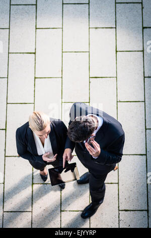 Business-Mann und Frau mit Tablet Computer stehen auf dem Platz, in der Ansicht von oben gesehen Stockfoto