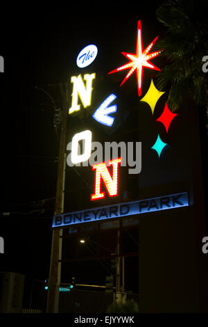 Las Vegas, NV, USA - 21. März 2015: Zeichen außerhalb der Neon Boneyard Park Museum in Las Vegas, NV Stockfoto