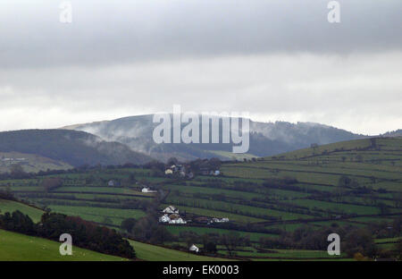 Aberystwyth, Wales, UK - Karfreitag bringt nicht immer gutes Wetter: Nebel hängt in den Bäumen hängen die Cambrian Mountains in der Nähe von Aberystwyth, Wales, UK - John Gilbey 3. April 2015 Credit: John Gilbey/Alamy Live News Stockfoto