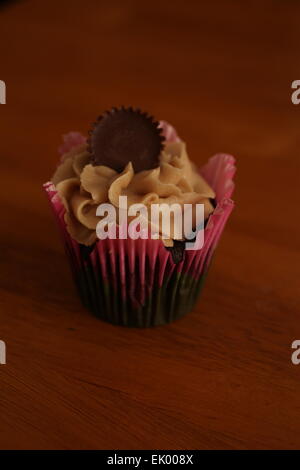 Reese-Erdnussbutter-Cupcake auf einem Tisch Stockfoto