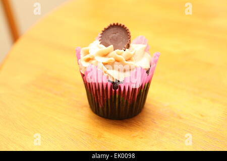 Reese-Erdnussbutter-Cupcake auf einem Tisch Stockfoto