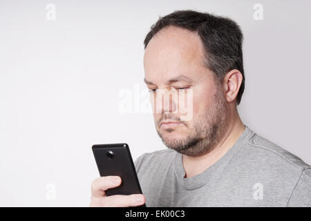 Mann, Blick auf Smartphone Stockfoto