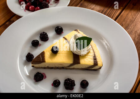 Quark und Kakao Dessert mit Heidelbeeren und Brombeeren Stockfoto