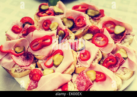 Sandwiches mit Gurke und Wurst und Schinken auf Tisch Stockfoto