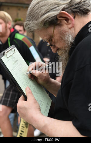 Tinsley Green, UK. 3. April 2015. Meisterschaft der Welt Murmeln. Maulwurf der Schiedsrichter in kostenlos Kredit: Action Plus Sport/Alamy Live News Stockfoto
