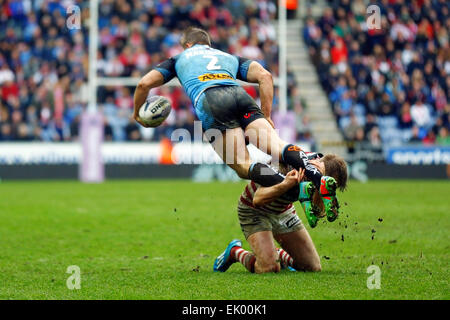 Wigan, England. 3. April 2015. Super League-Rugby. Wigan Warriors gegen St Helens. Tom Makinson St Helens taucht der Wigan Verteidigung Credit: Action Plus Sport/Alamy Live News Stockfoto