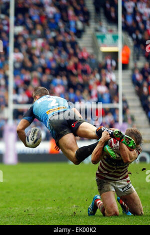 Wigan, England. 3. April 2015. Super League-Rugby. Wigan Warriors gegen St Helens. Tom Makinson St Helens taucht der Wigan Verteidigung Credit: Action Plus Sport/Alamy Live News Stockfoto