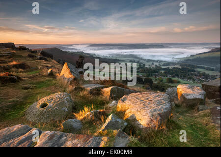 Verlassenen Mühlstein bei Sonnenaufgang am Curbar Rand, Peak District National Park, Derbyshire, England, UK Stockfoto