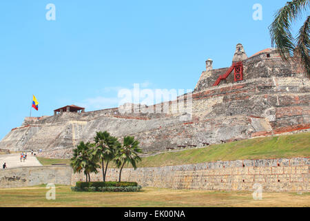 Kolumbianische Flagge über die Mauern der Festung Castillo San Felipe in Cartagena, Kolumbien. Stockfoto