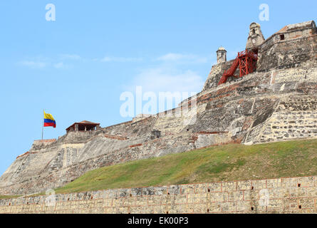 Kolumbianische Flagge über die Mauern der Festung Castillo San Felipe in Cartagena, Kolumbien. Stockfoto