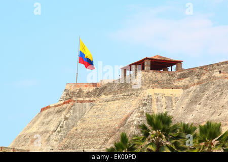 Kolumbianische Flagge über die Mauern der Festung Castillo San Felipe in Cartagena, Kolumbien. Stockfoto