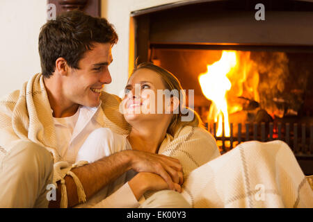 schönes paar verbringen einen romantischen Abend am Kamin Stockfoto