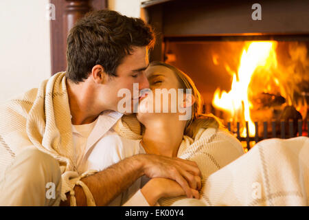 romantische junge Paar küssen im Wohnzimmer Stockfoto