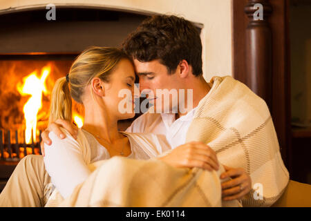 zärtlich junges Paar in Liebe Kamin kuscheln Stockfoto