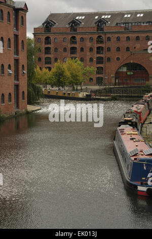 Grauen Himmel Porträt, Krämerbrücke, mittlere Lager, Sonne Gshining Kanalwasser mit Binnenschiffen, Castelfield Junction, Manchester Stockfoto