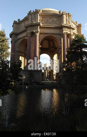 Blauer Himmel späten Nachmittag Sonne Porträt zentrale Rotunde erhebt sich über künstliche Lagune Wasser, Palace of Fine Arts, San Francisco Stockfoto