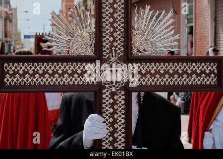 Albox, Almeria, Andalusien, Spanien. 3. April 2015: die Karfreitags-Prozession findet in Albox, Andalusien. Im Einklang mit anderen Städten in Andalusien feiert Albox Ostern mit einer Reihe von religiösen Prozessionen. Büßer bedecken ihre Köpfe und kleiden sich in traditionellen Kostümen, eine Prozession von religiösen hin-und Herbewegungen, genannt "Pasos" führen durch die Straßen in der Innenstadt. Bildnachweis: Tom Corban/Alamy Live-Nachrichten Stockfoto