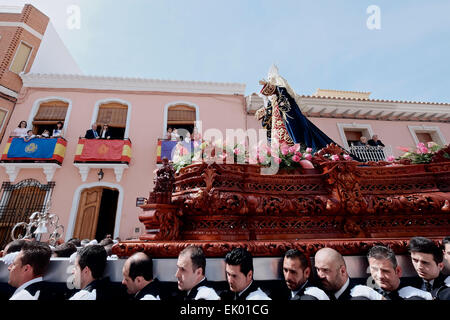 Albox, Almeria, Andalusien, Spanien. 3. April 2015: die Karfreitags-Prozession findet in Albox, Andalusien. Im Einklang mit anderen Städten in Andalusien feiert Albox Ostern mit einer Reihe von religiösen Prozessionen. Büßer bedecken ihre Köpfe und kleiden sich in traditionellen Kostümen, eine Prozession von religiösen hin-und Herbewegungen, genannt "Pasos" führen durch die Straßen in der Innenstadt. Bildnachweis: Tom Corban/Alamy Live-Nachrichten Stockfoto