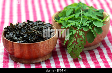 Fried und grüne Moringa Blätter in Holzschalen Stockfoto