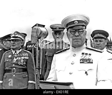 GEORGY ZHUKOV ((1896-1974) sowjetischen General bei einem Besuch in Polen eine Dekorationen in 1946 zu erhalten Stockfoto