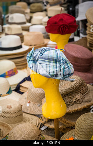 Hüte auf dem Display für den Verkauf auf einem Marktstand in Eymet, Frankreich Stockfoto