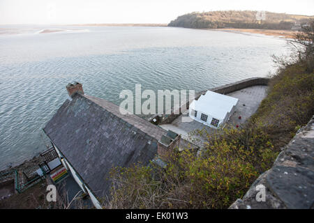 Berühmte Dichter Dylan Thomas berühmten Boot Haus, Bootshaus, mit Blick auf die Mündung des Flusses Taf hier gelebt. Mit Festzelt Veranstaltungsort während Laugharne Wochenende. Stockfoto