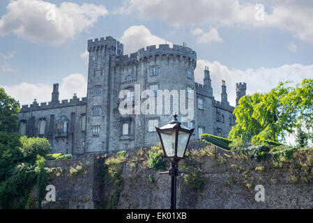 schöne antike Straßenlaterne und am Flussufer Blick auf Schloss Kilkenny in Irland Stockfoto