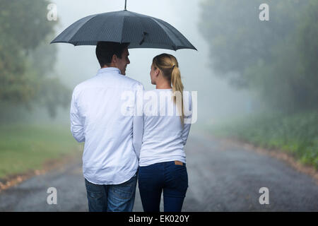 Heckansicht des romantisch zu zweit Wandern in Regen Stockfoto