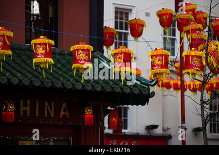Chinesisches Neujahrsfest in Chinatown London, England. Bunte Laternen säumen die Straßen, Massen von Menschen besucht Stockfoto