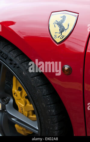 "Rampante" Logo auf einem roten Ferrari-Auto Stockfoto