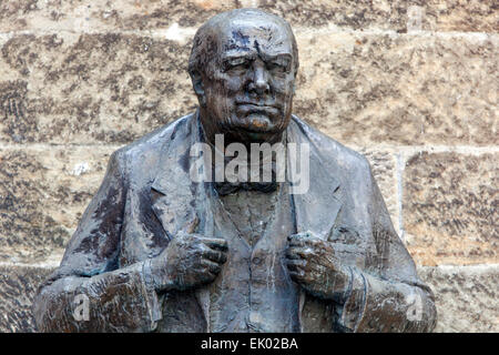 Winston Churchill Büste in Prag Statue in der britischen Botschaft, Mala Strana Tschechische Republik Stockfoto