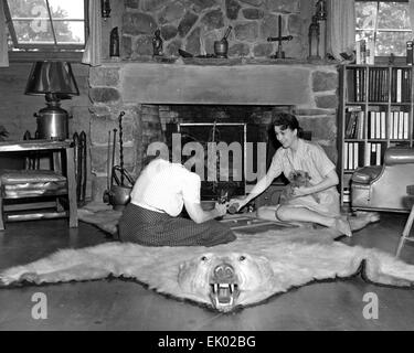 GYPSY ROSE LEE (1911 – 1970), US-amerikanische burlesque Entertainer spielen Backgammon ihre Hexenwald Manor Ferienbauernhof in Highland Mills, New York über 1939 Stockfoto