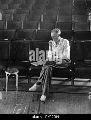 SINCLAIR LEWIS (1885-1951), US-amerikanischer Schriftsteller und Dramatiker in einem Broadway-Theater um 1942. Stockfoto
