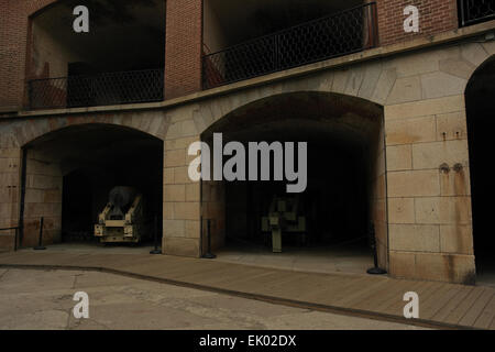 Ansicht im Erdgeschoss und 2 - Tier-Kasematten mit restaurierten Columbiad Cannon, Fort Point, Golden Gate Meerenge, San Francisco, USA Stockfoto