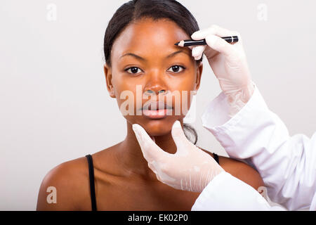 Porträt von Afrikanerin bevor Sie markieren ihr Gesicht für Gesichts-lifting Stockfoto