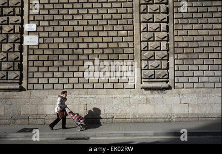 Ältere Frau mit Einkaufswagen vorbei an Kirche von Bethlehem auf Rambla Dels Estudis, Barcelona, Katalonien, Spanien Stockfoto