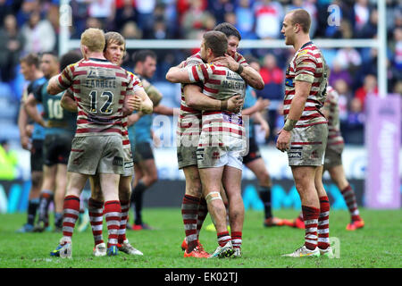 Wigan, England. 3. April 2015. Super League-Rugby. Wigan Warriors gegen St Helens. Wigan-Spielern gratulieren sich am Ende des Spiels Credit: Action Plus Sport/Alamy Live News Stockfoto