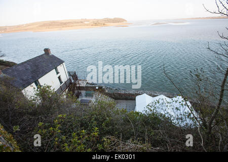 Berühmte Dichter Dylan Thomas berühmten Boot Haus, Bootshaus, mit Blick auf die Mündung des Flusses Taf hier gelebt. Mit Festzelt Veranstaltungsort während Laugharne Wochenende. Stockfoto