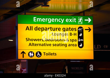 Infotafel im Flughafen London Heathrow International Terminal Wartebereich Stockfoto