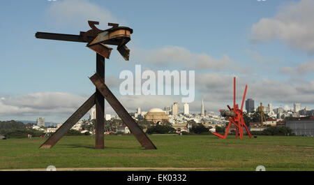 Blauer Himmel weiße Wolken Blick zum Palast der schönen Künste San Francisco Wolkenkratzer Mark di Suveros Huru, Figolu Skulpturen, Crissy Field Stockfoto