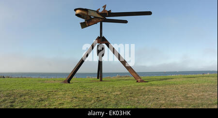 Blauer Himmel, Blick über Advektion Nebel über der Bucht von San Francisco, Mark di Suveros Metall "Huru" Skulptur stehend Rasen, Crissy Field Stockfoto