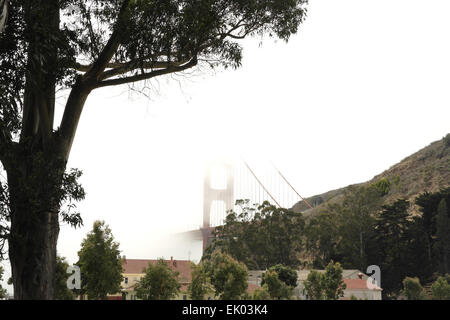 Paradeplatz-Struktur anzeigen US Coast Guard Gebäude nach Advecton Nebel North Tower Golden Gate Bridge, Fort Baker, San Francisco, USA Stockfoto