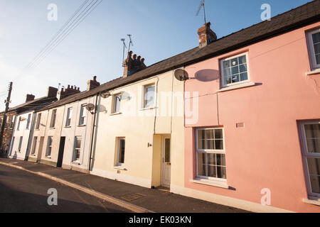 Pastell farbigen Reihenhäuser im Zentrum von Laugharne bei Sonnenuntergang Laugharne Wochenende. Carmarthenshire, Wales, Stockfoto