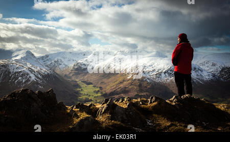 Bewundern Sie die Aussicht vom Ort fiel über auf den Lakelandpoeten Bereich. Stockfoto