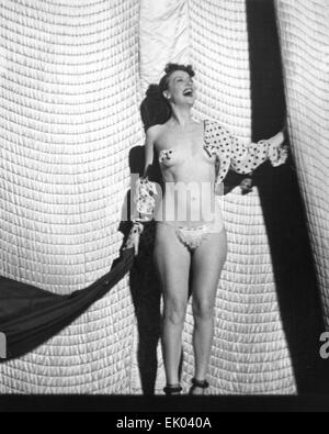 GYPSY ROSE LEE (1911 – 1970), US-amerikanische burlesque Entertainer in ihrer Striptease-Bühne "Die Straßen von Paris" auf der New Yorker Weltausstellung 1939 wirken Stockfoto