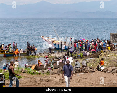 Afrikanische Fischer bringen ihren Fang am Ufer des Lake Kivu Goma, demokratische Republik Kongo (DRK), Afrika Stockfoto