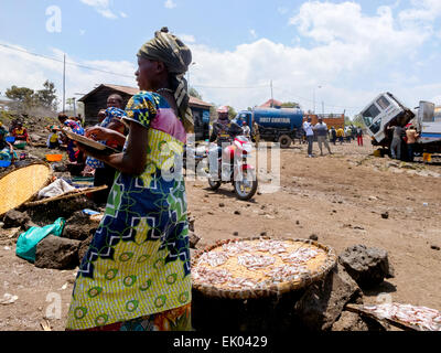 Kongolesin Verkauf von Lebensmitteln auf einem Fischmarkt am Ufer des Lake Kivu Goma, demokratischen Republik Kongo (DRC), Afrika Stockfoto